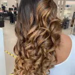 Foto di donna con capelli lunghi biondo scuro sabbia