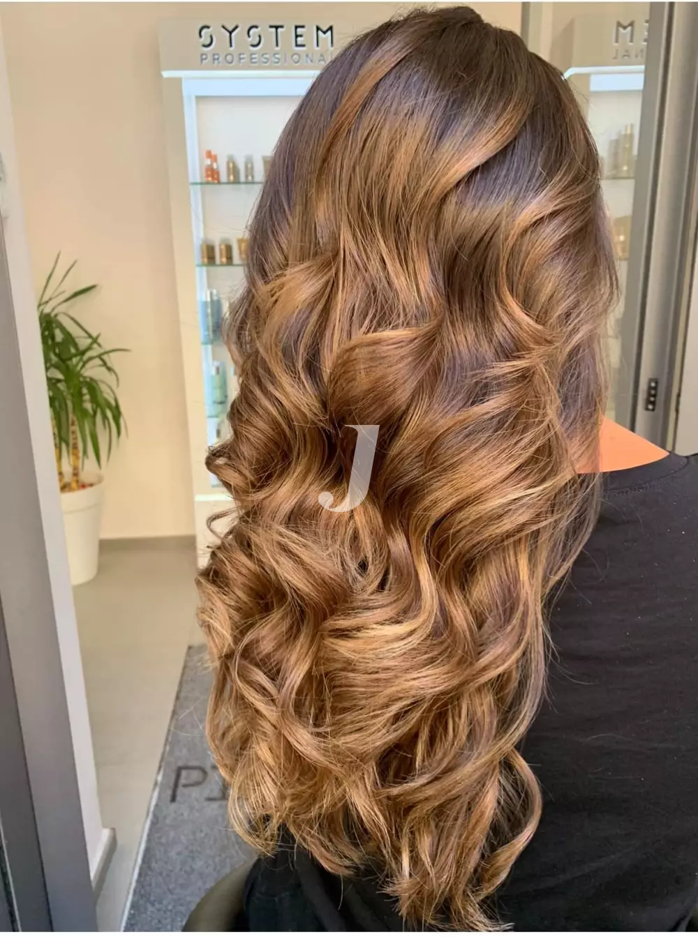 Foto di donna con capelli lunghi biondo scuro sabbia