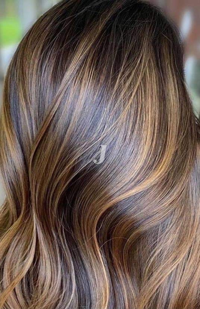 Foto di donna con capelli lunghi biondo scuro sabbia