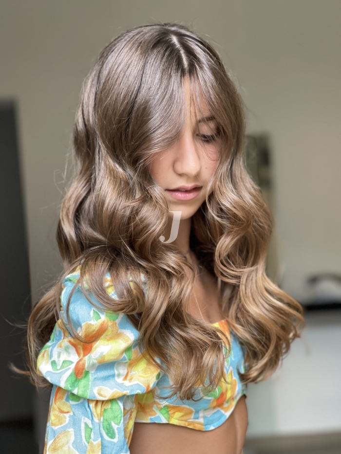 Foto di donna con capelli lunghi biondo scuro sabbia