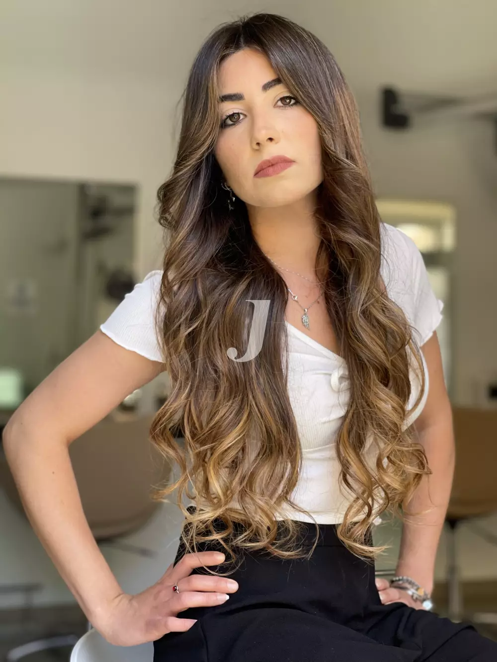 Foto di donna con capelli lunghi biondo scuro sabbia