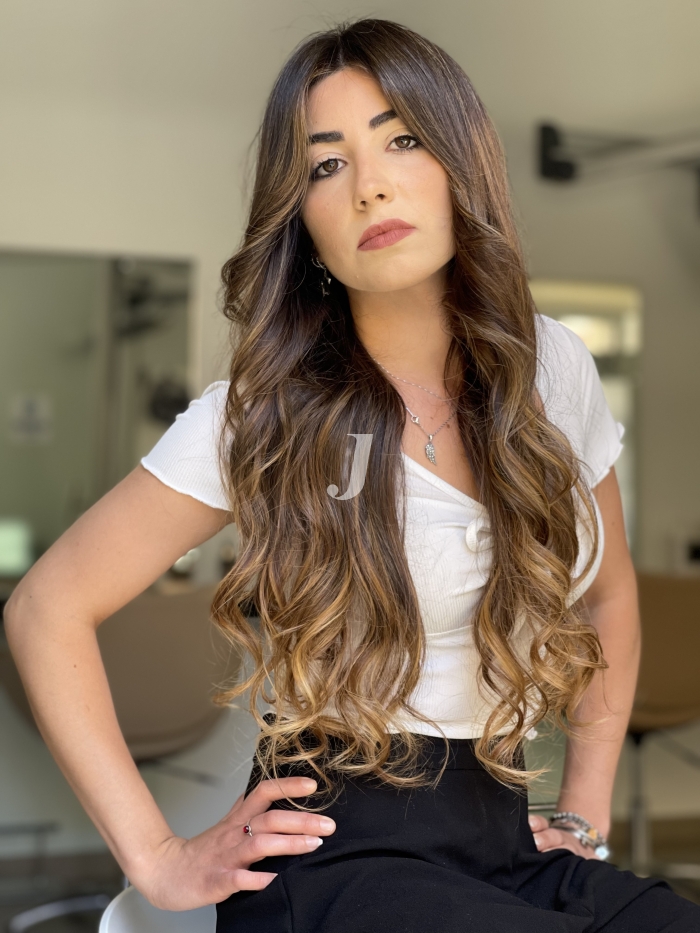 Foto di donna con capelli lunghi biondo scuro sabbia