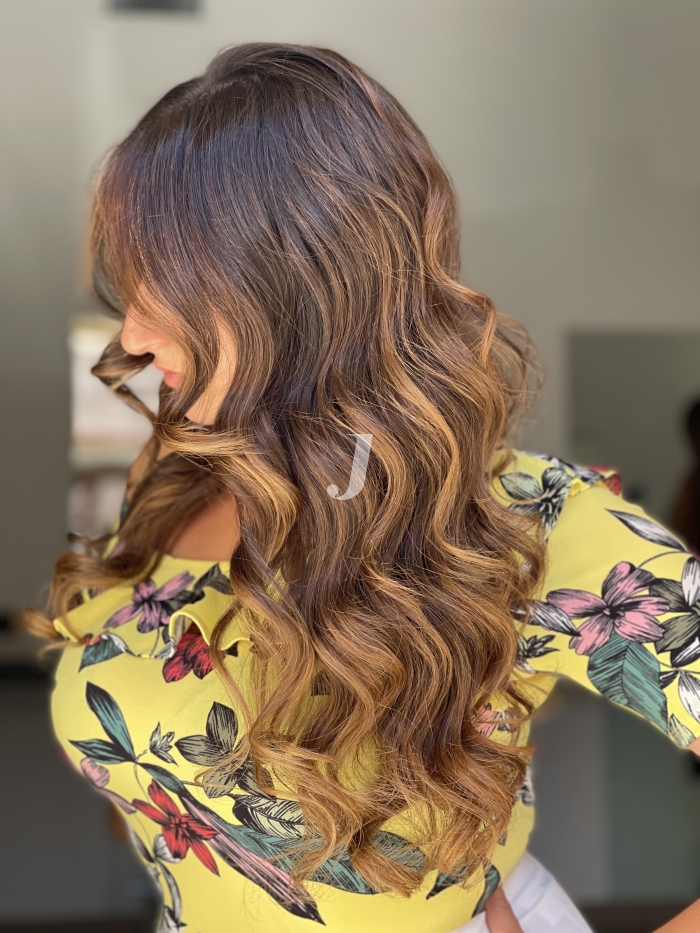 Foto di donna con capelli lunghi biondo scuro sabbia