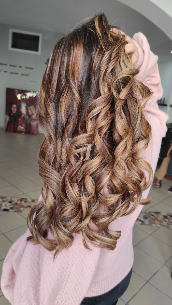 Foto di donna con capelli lunghi biondo scuro sabbia