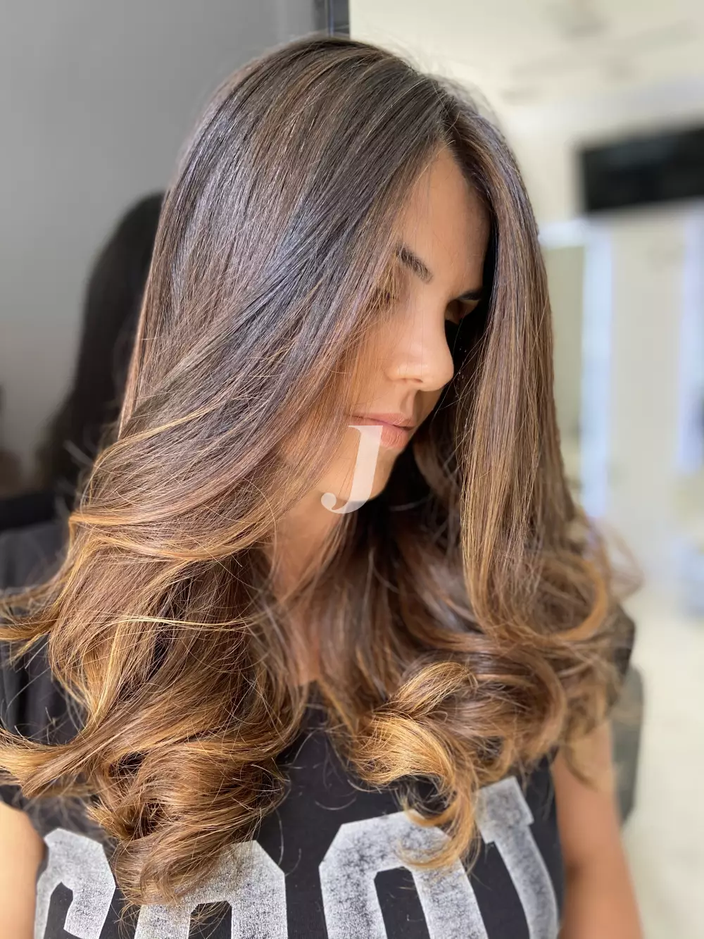 Foto di donna con capelli lunghi biondo scuro sabbia