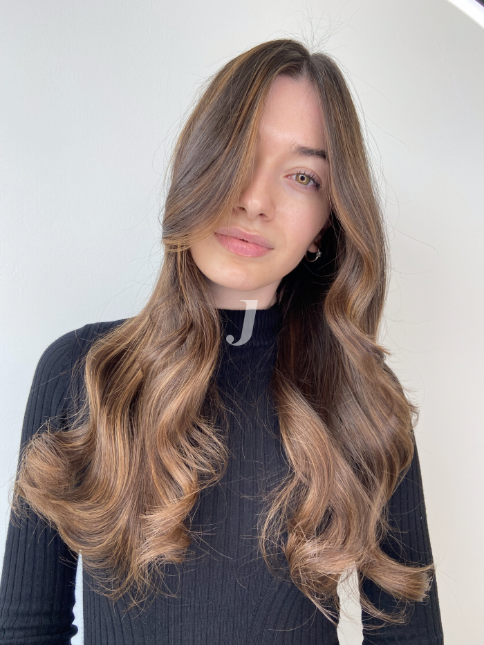 Foto di donna con capelli lunghi biondo scuro sabbia