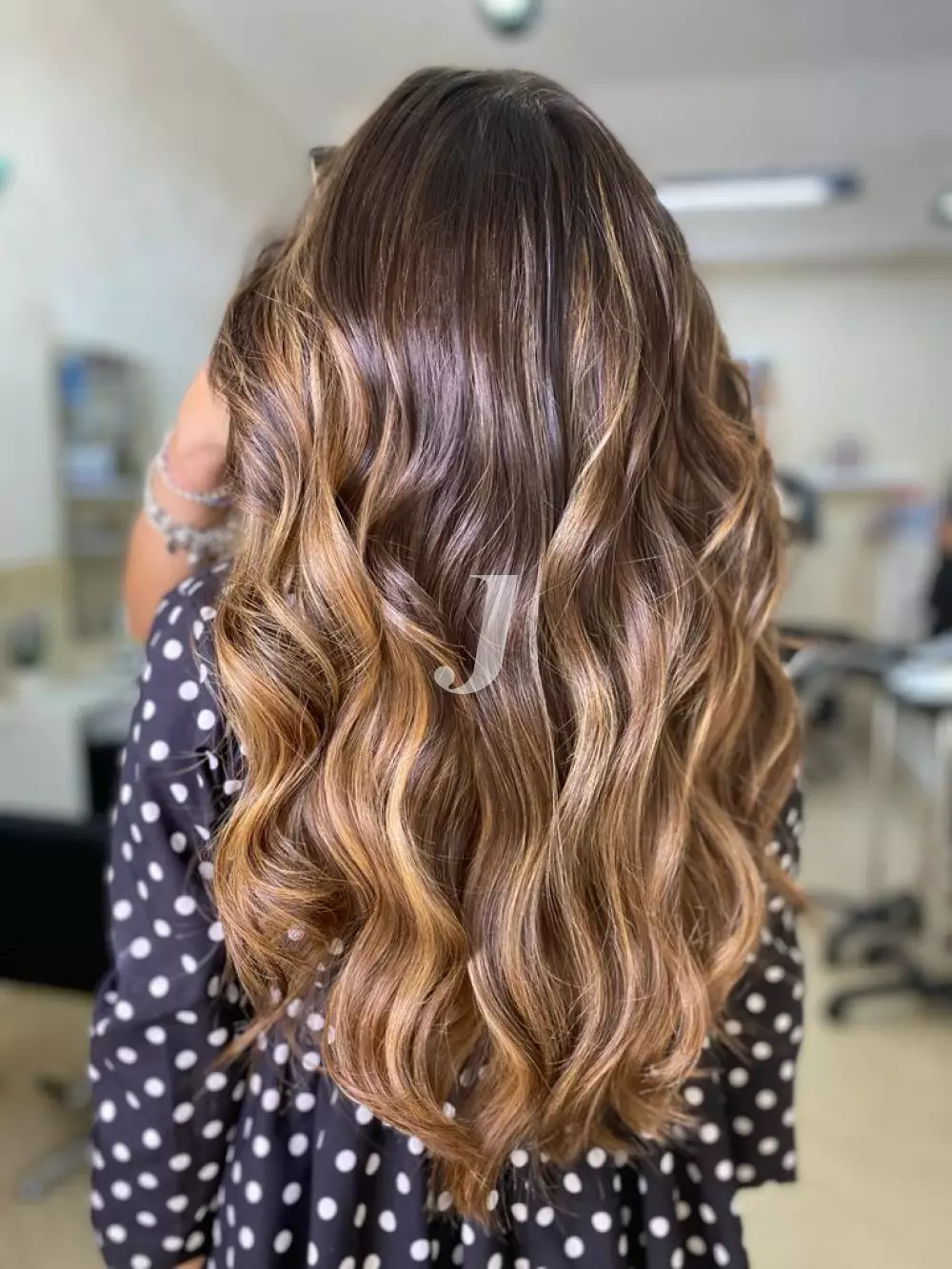 Foto di donna con capelli lunghi biondo scuro sabbia