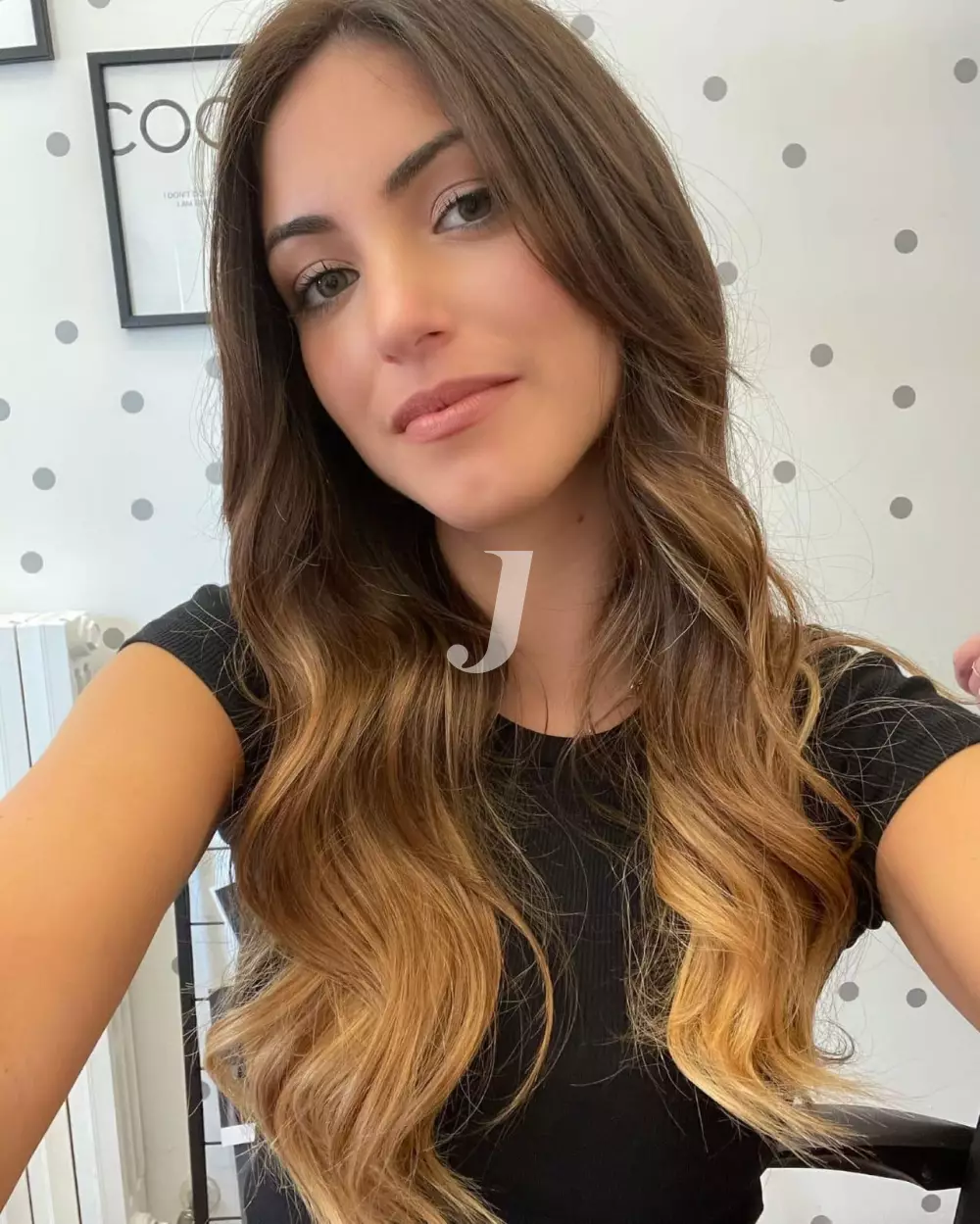 Foto di donna con capelli lunghi biondo scuro sabbia