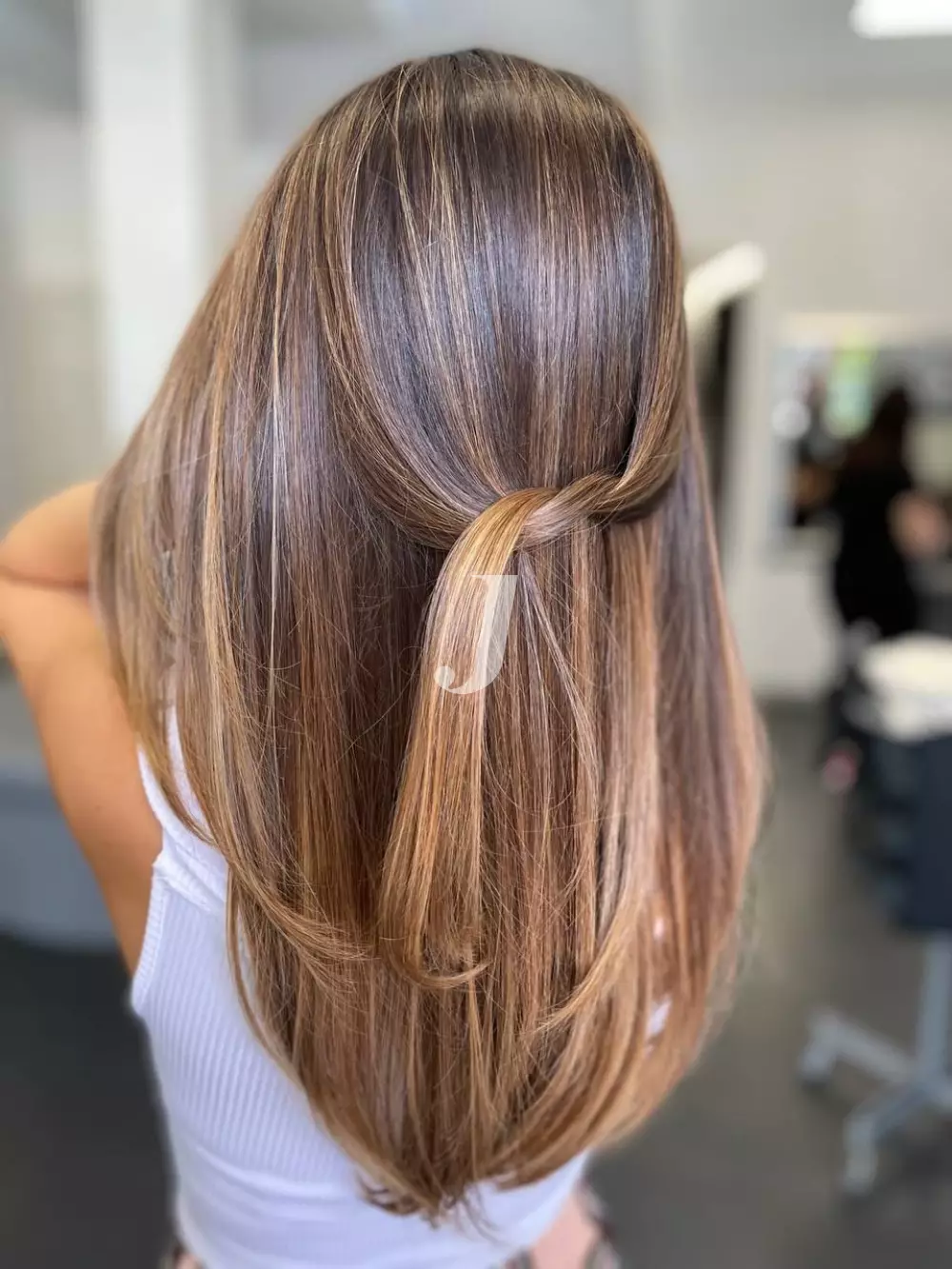 Foto di donna con capelli lunghi biondo scuro sabbia