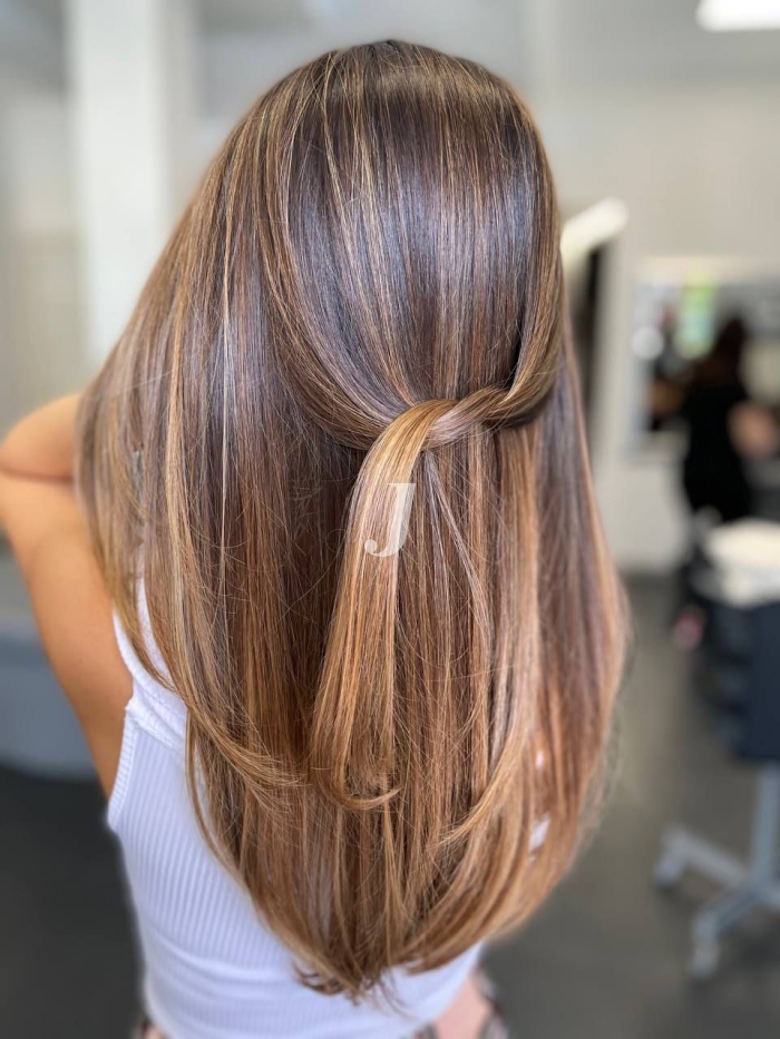 Foto di donna con capelli lunghi biondo scuro sabbia