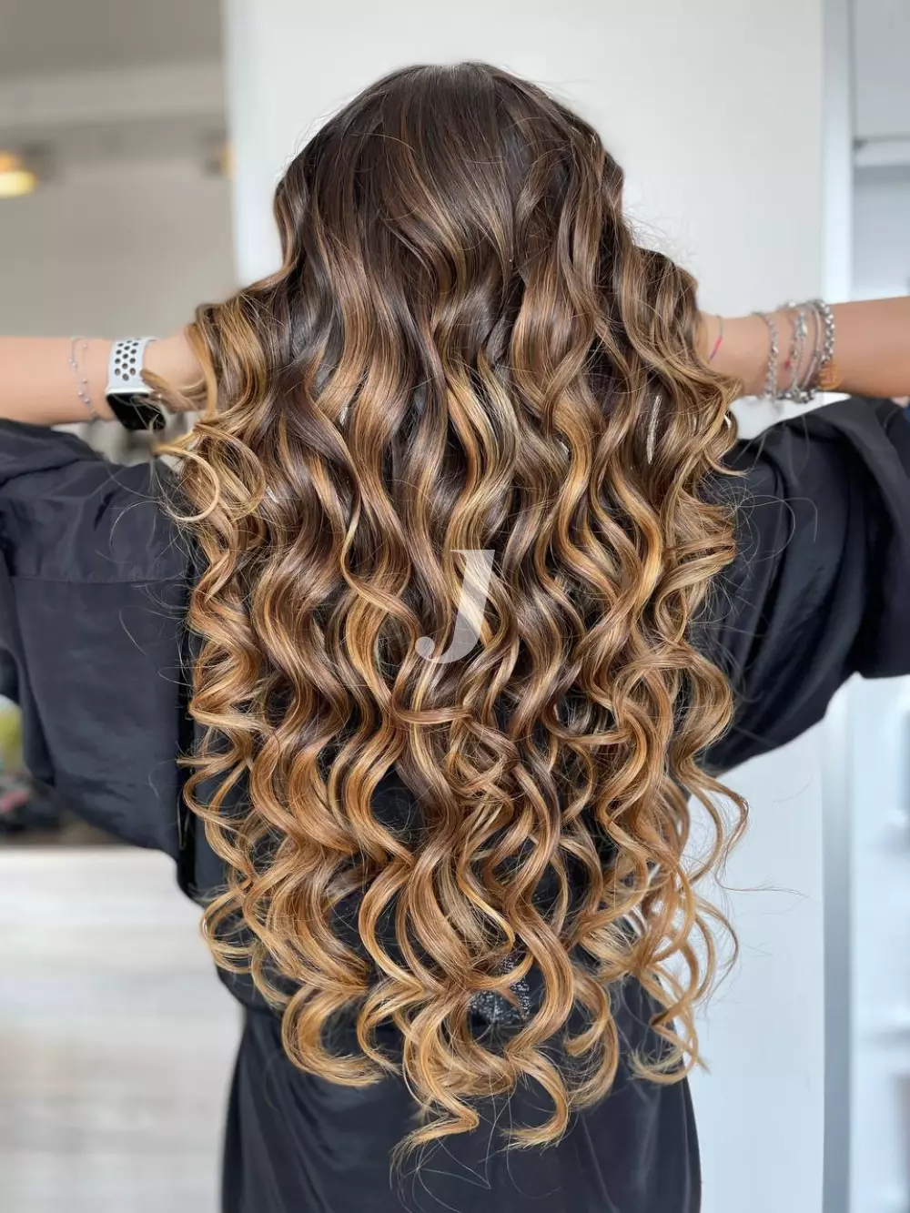 Foto di donna con capelli lunghi biondo scuro sabbia