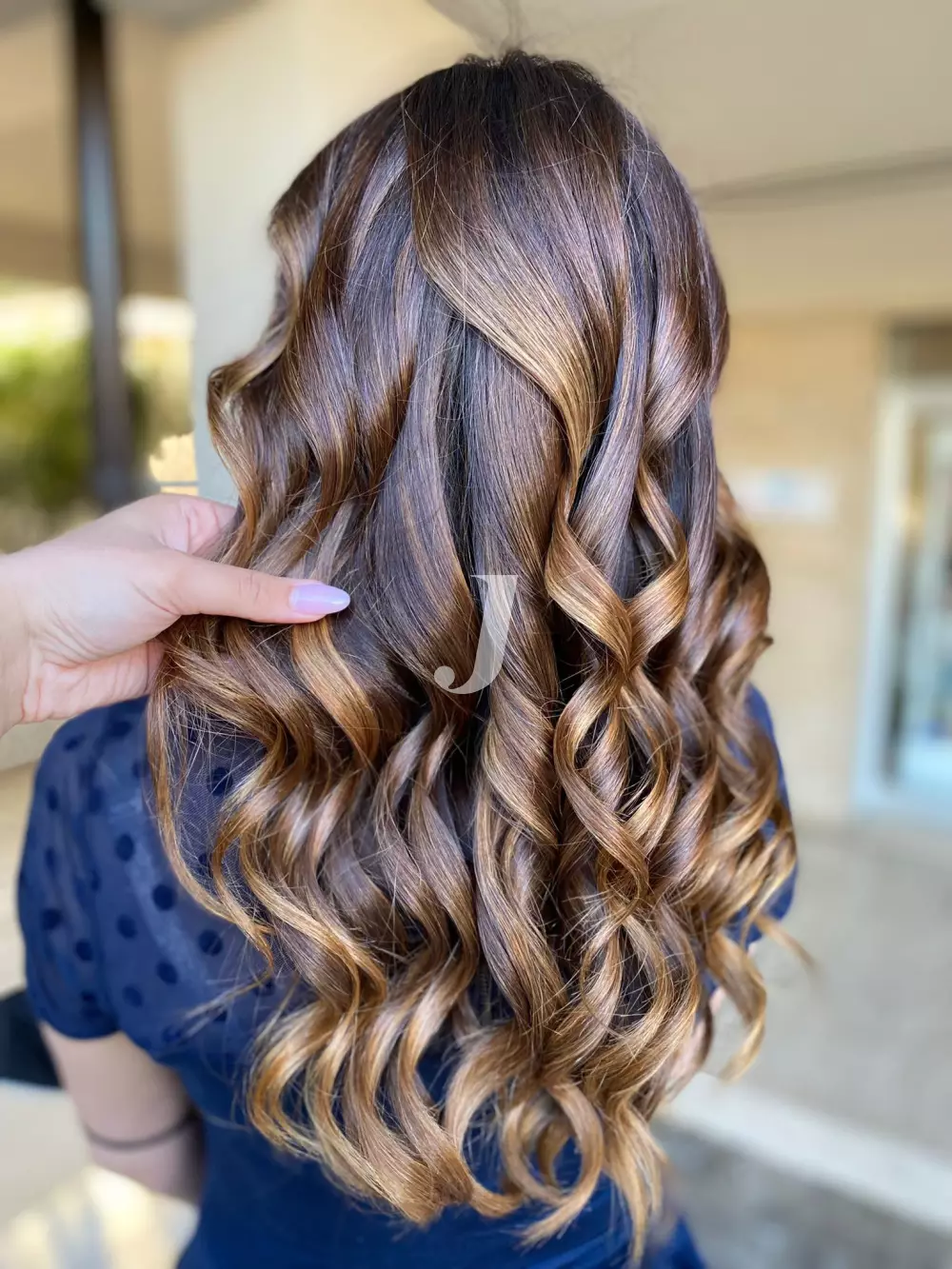 Foto di donna con capelli lunghi biondo scuro sabbia