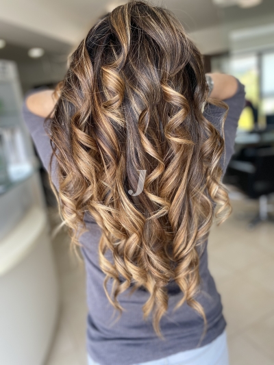 Foto di donna con capelli lunghi biondo scuro sabbia