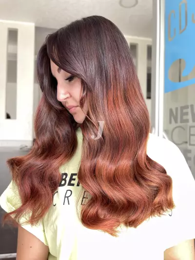 Foto di donna con capelli lunghi rosso medio