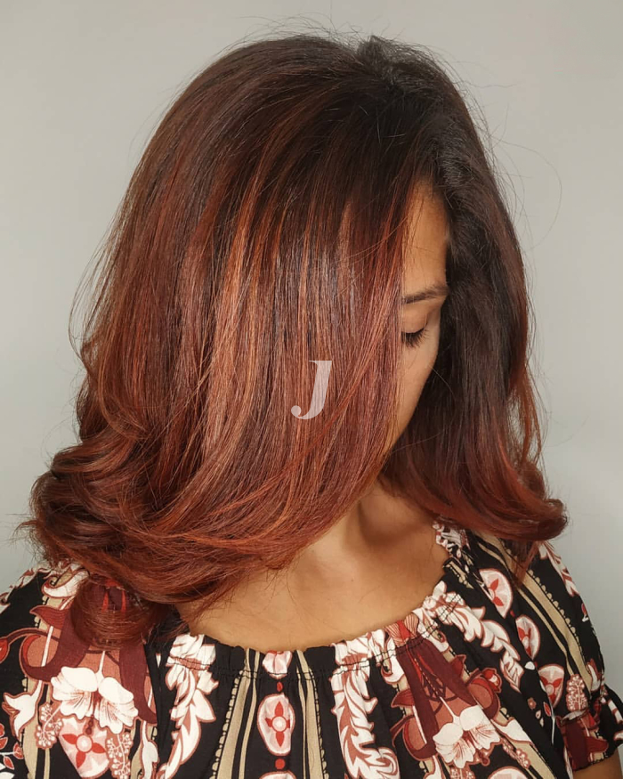 Foto di donna con capelli lunghi rosso medio