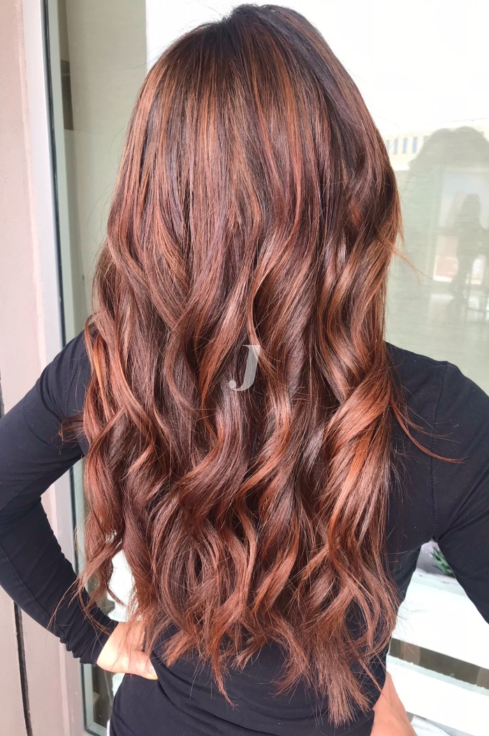 Foto di donna con capelli lunghi rosso medio