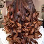 Foto di donna con capelli lunghi rosso medio