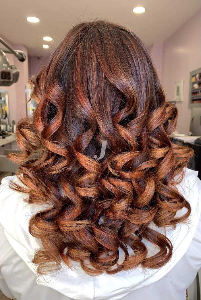 Foto di donna con capelli lunghi rosso medio