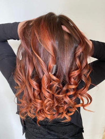 Foto di donna con capelli lunghi rosso medio