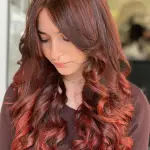 Foto di donna con capelli lunghi rosso medio