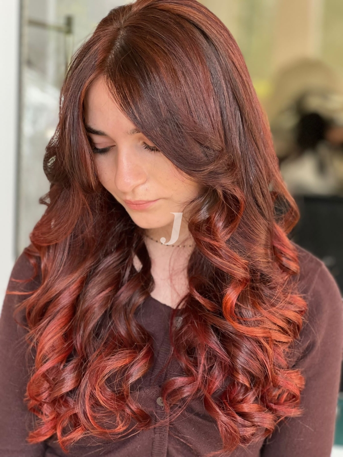 Foto di donna con capelli lunghi rosso medio