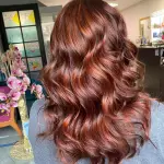 Foto di donna con capelli lunghi rosso medio