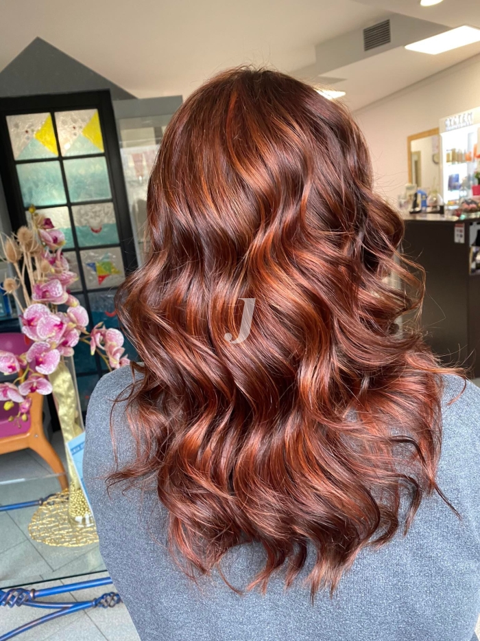 Foto di donna con capelli lunghi rosso medio