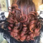 Foto di donna con capelli lunghi rosso medio
