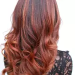 Foto di donna con capelli lunghi rosso medio