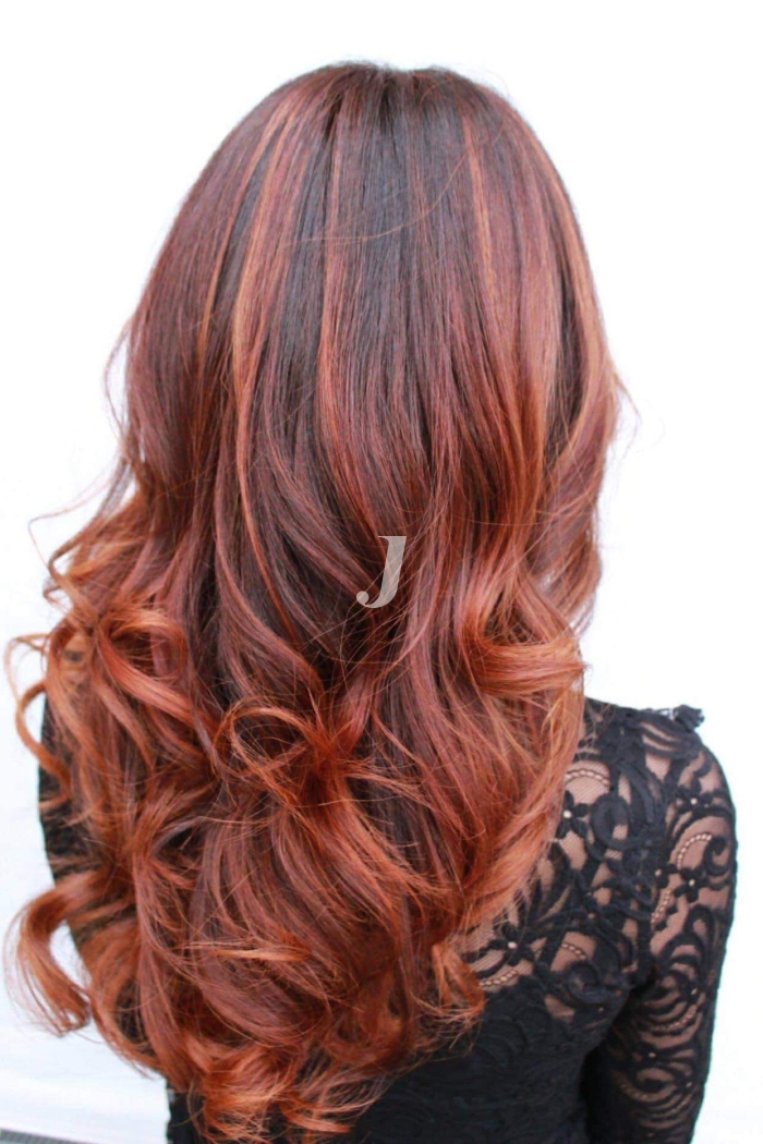 Foto di donna con capelli lunghi rosso medio