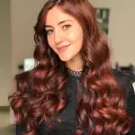 Foto di donna con capelli lunghi rosso medio