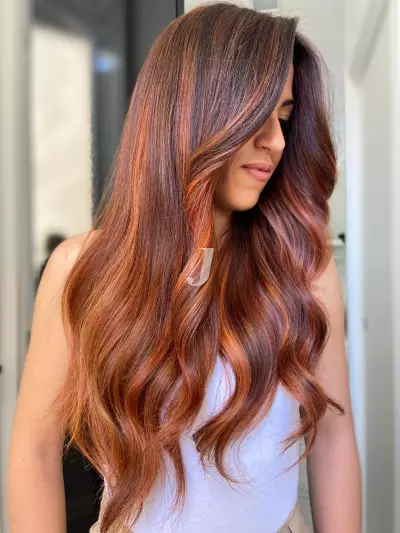 Foto di donna con capelli lunghi rosso medio