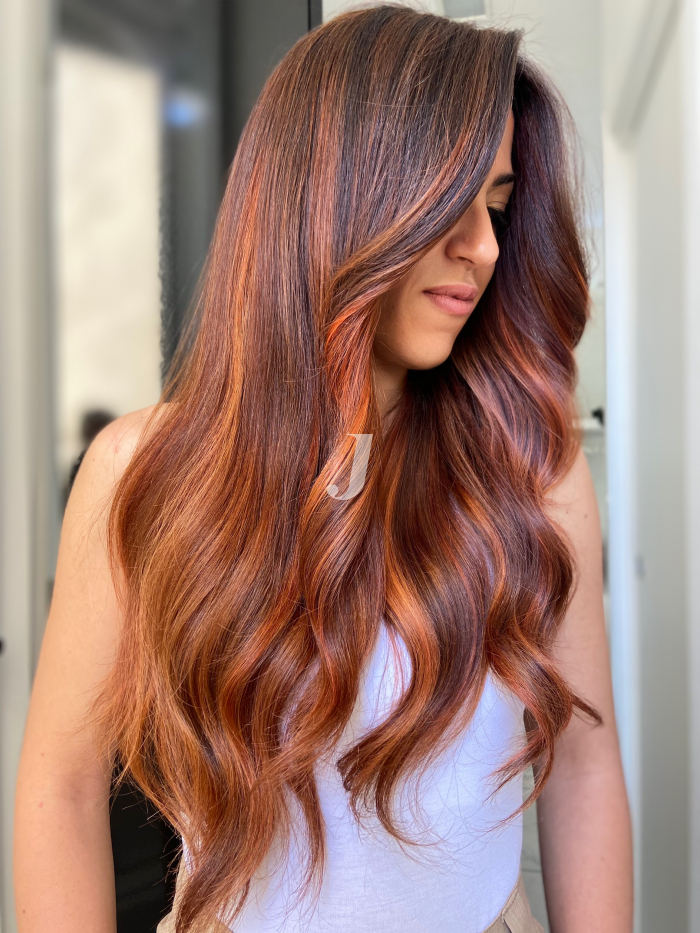 Foto di donna con capelli lunghi rosso medio