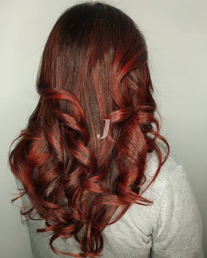 Foto di donna con capelli lunghi rosso medio