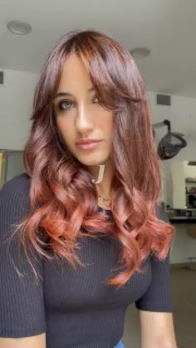 Foto di donna con capelli lunghi rosso medio