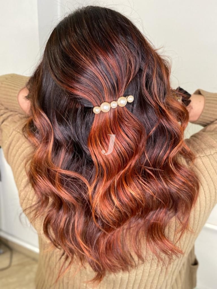 Foto di donna con capelli lunghi rosso medio