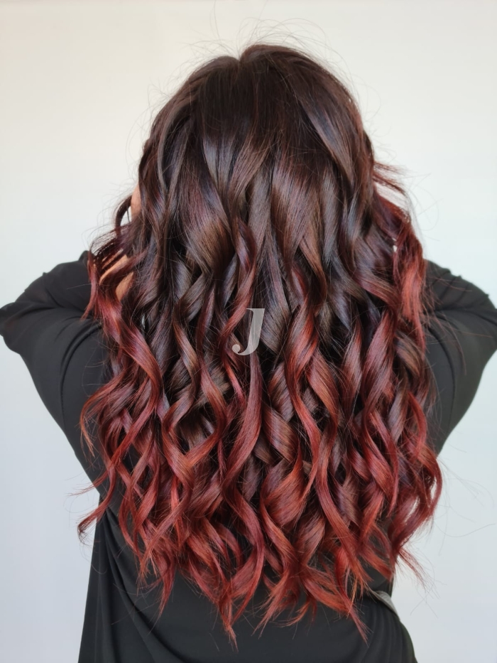 Foto di donna con capelli lunghi rosso medio