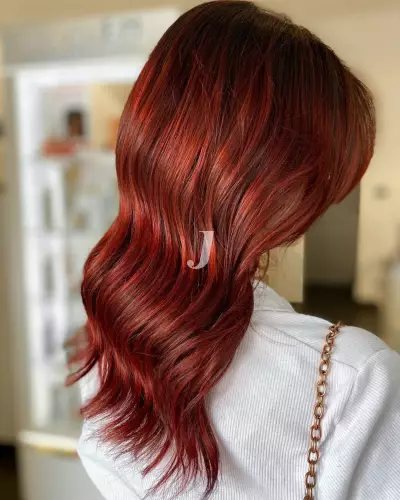Foto di donna con capelli lunghi rosso medio