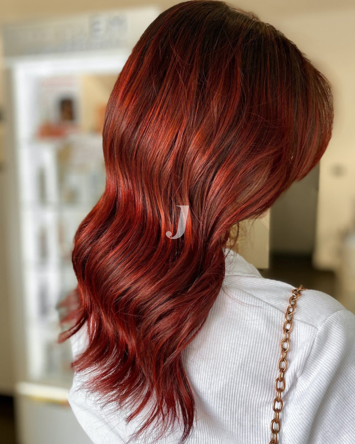 Foto di donna con capelli lunghi rosso medio