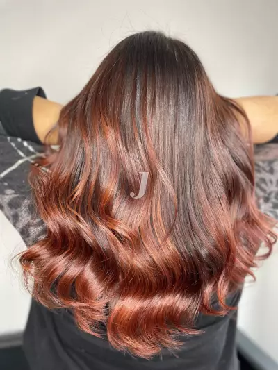 Foto di donna con capelli lunghi rosso medio