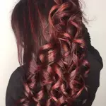 Foto di donna con capelli lunghi rosso scuro