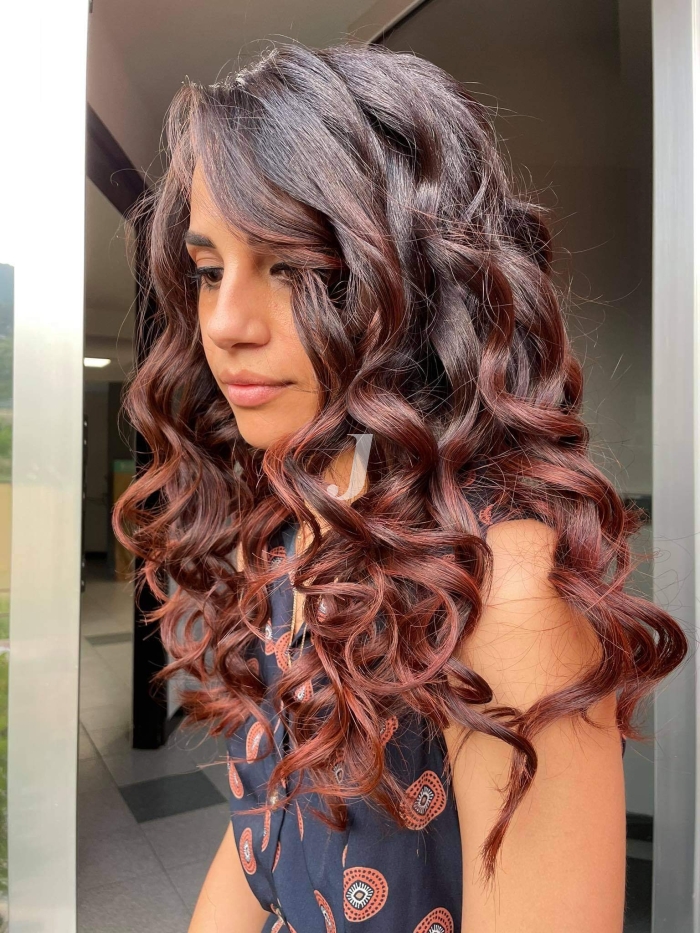 Foto di donna con capelli lunghi rosso scuro