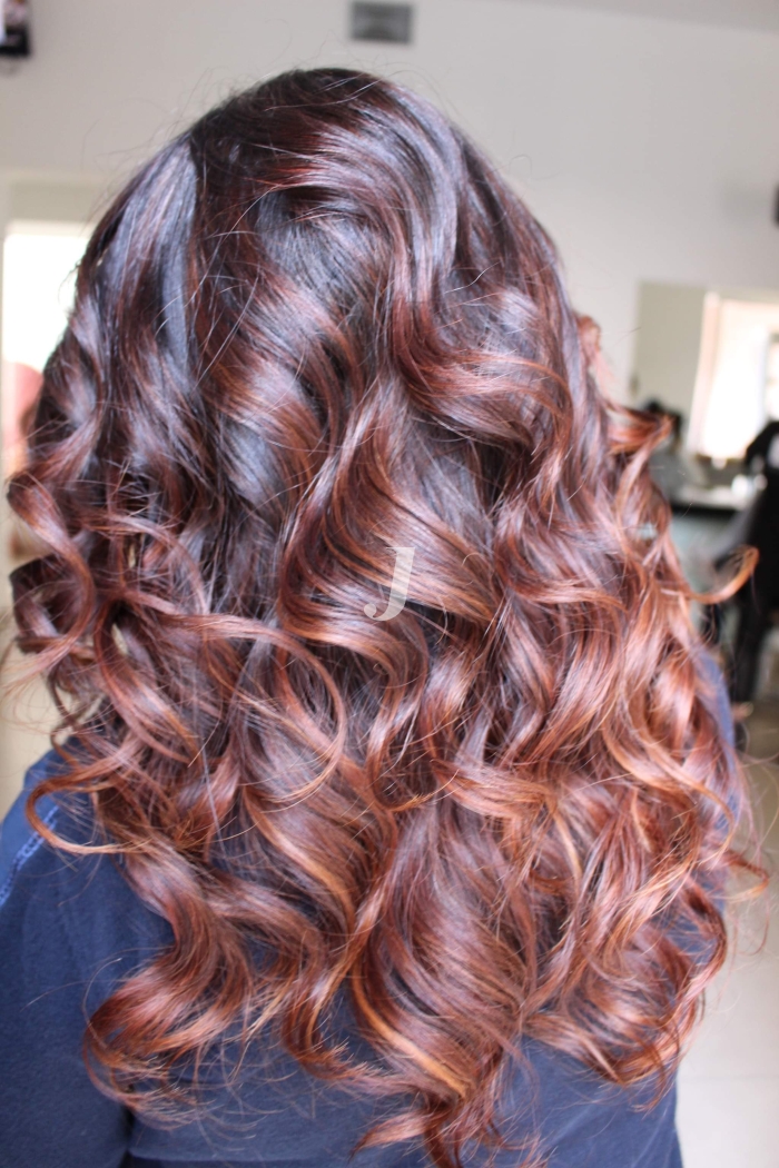 Foto di donna con capelli lunghi rosso scuro