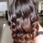 Foto di donna con capelli lunghi rosso scuro