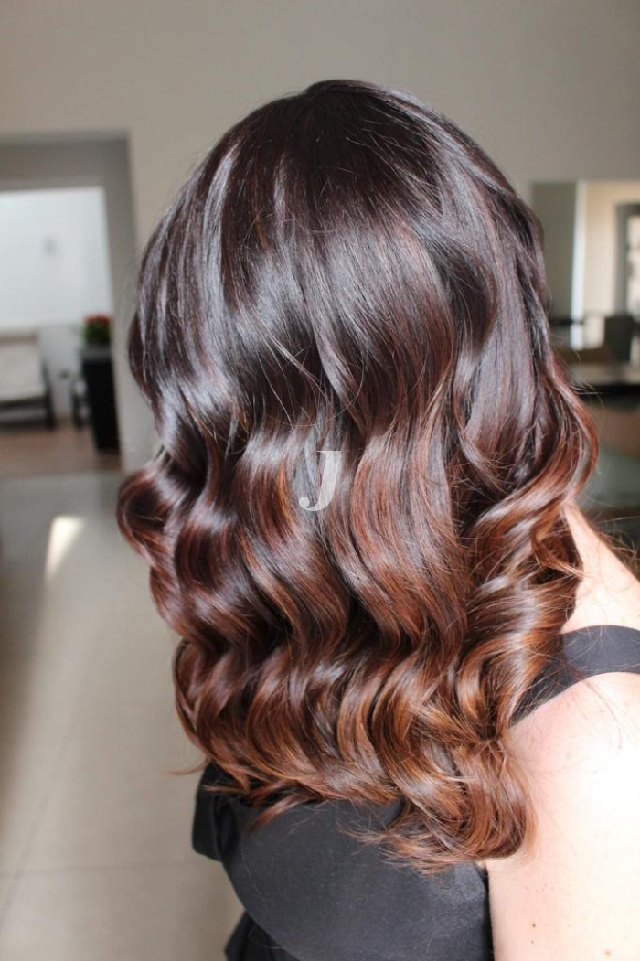 Foto di donna con capelli lunghi rosso scuro