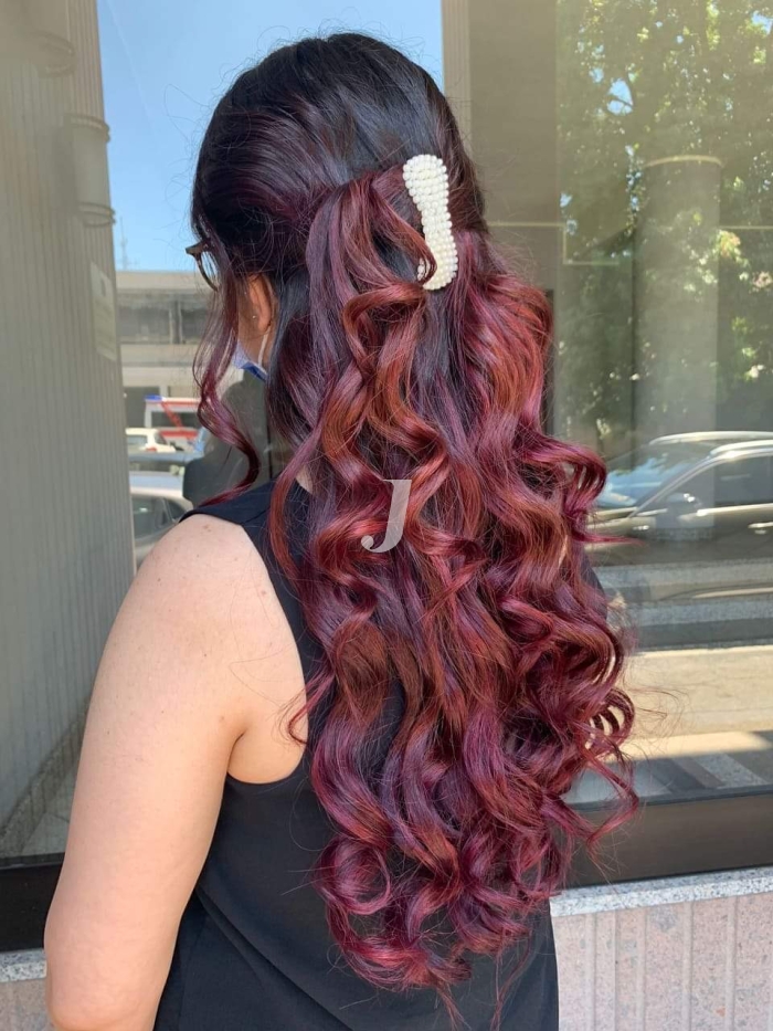 Foto di donna con capelli lunghi rosso scuro