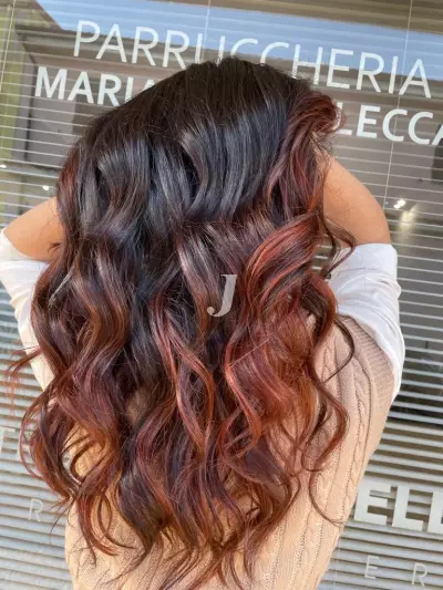 Foto di donna con capelli lunghi rosso scuro