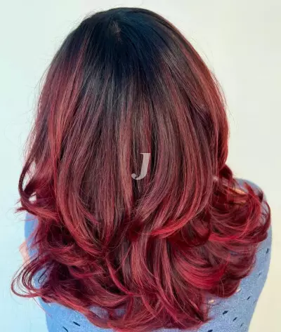 Foto di donna con capelli lunghi rosso scuro