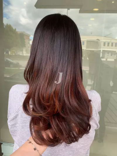 Foto di donna con capelli lunghi rosso scuro