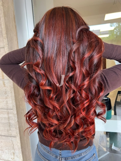 Foto di donna con capelli lunghi rosso scuro